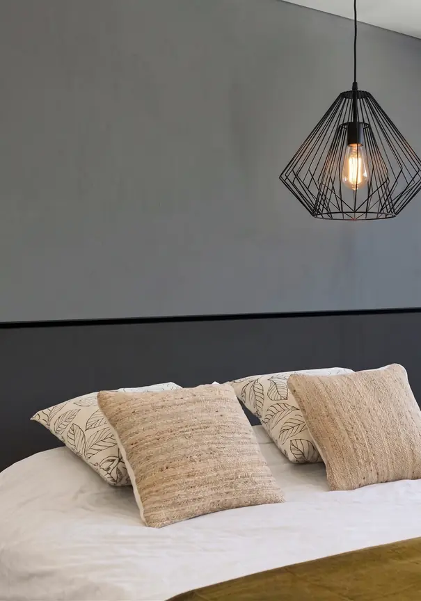 Peinture murale gris anthracite et clair dans une chambre avec finition velours.