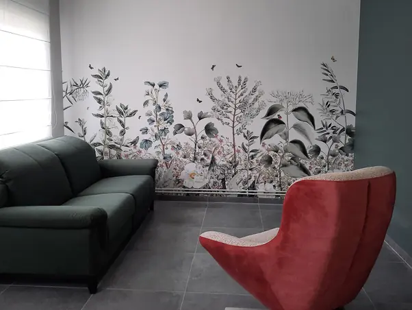 Pose de papier peint panoramique végétal avec centrage du dessin sur mur de salon.