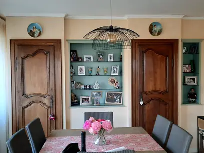 Peinture de salle à manger avec niches bleu canard, murs beige et corniche blanche.