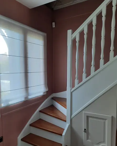 Peinture murale laque mate terracotta et escalier avec marches bois et garde-corps blanc.